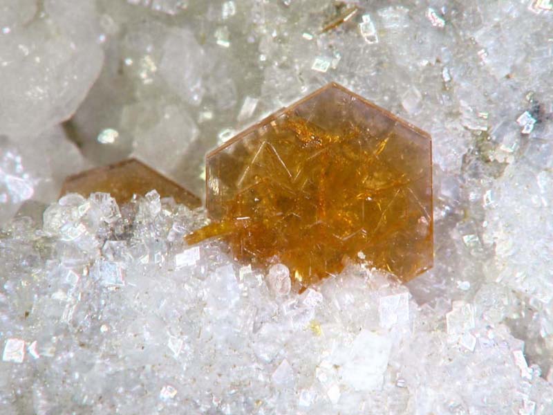 cristal 5mm Bastnaesite-(Ce) Trimouns Ariège - DJ - cr 5mm.jpg