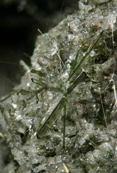 cristal 4mm Diopside - Groire -Murol - Puy de Dôme - JCC- Taille des cristaux 4 mm.jpg