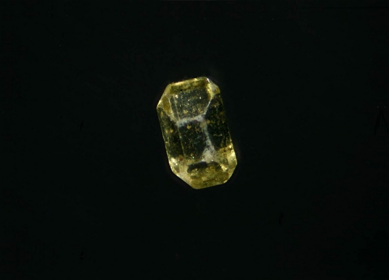 cristal 3 mm Olivine - Plaine des Sables - Ile de la Réunion - JCC - Cristal 3 mm.jpg