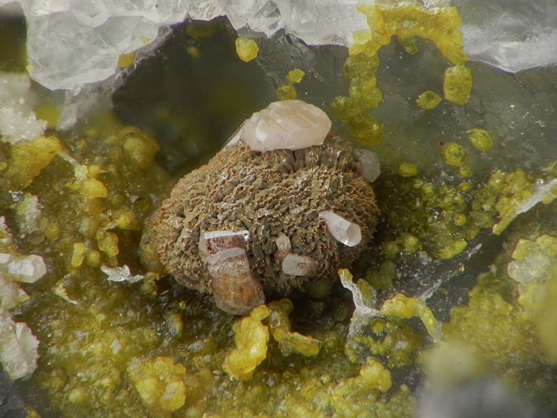 Champ 3mm calcite pyromorphite les montmins Echassieres Allier ch3mm.jpg