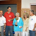 Remise d'une coupe d'honneur à madame Marie-Thérèse Magnan