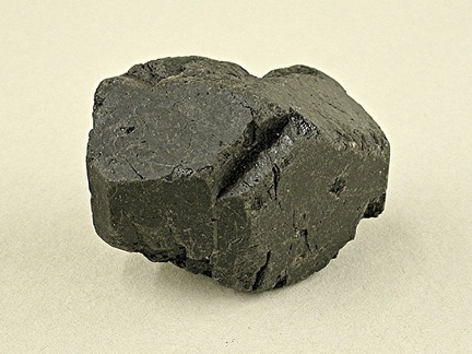 Augite - Volcan de Sainte-Anne - Sinzelles - Polignac - Haute-Loire - FP - Taille 38 x 30 x 31 mm