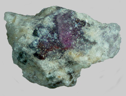 Rubis - Spinelle - Anorthite - Peygerolles - Saint-Privat-du-Dragon - Haute-Loire - FP - Taille 2,3mm