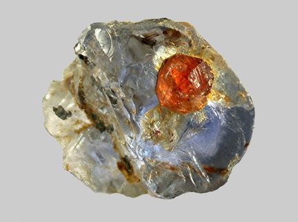 Zircon dans saphir - Riou des Brus - Espaly-Saint-Marcel - Haute-Loire - FP - Taille 2.5mm