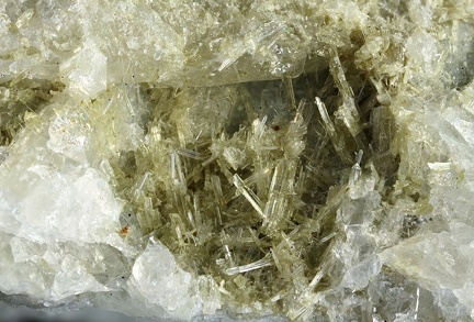 n°138107 - Epidote-Ca  Actinolite - Rampe des Commères - Mont-de-Lans - isère