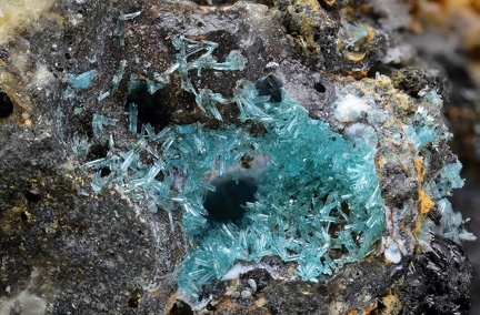 n°142098 - Caledonite - Les rats (Mine) - Scories -	Le Crozet -	Loire
