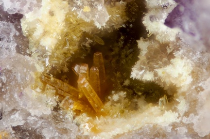 n° 171076 - Wulfenite - Les Molérats(mine) -  Saint-Prix - Saône-et-Loire