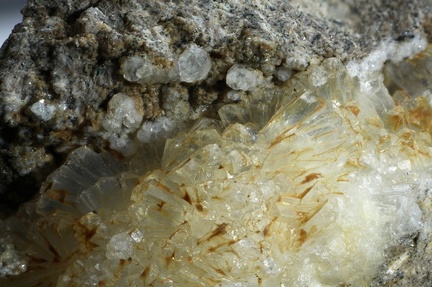 n°143092 - Analcime - Natrolite - Le Pertuis (Carrière) - Haute-Loire