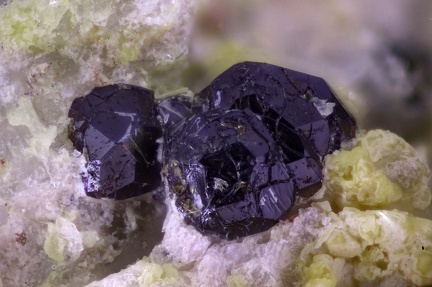 n°115065 - Andradite - Haut-Aliès (Carrière) - Menet - Cantal