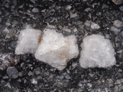 n°197033 - Phillipsite -  Bras de Cilaos - Cirque de Cilaos - La Réunion