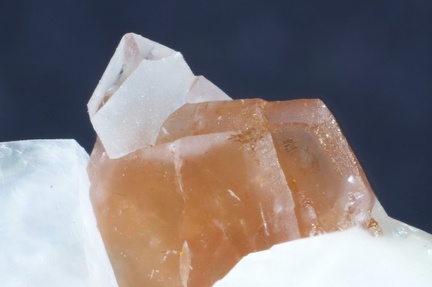 Calcite sur Bastnäsite-(Ce) -  Trimouns - Ariège