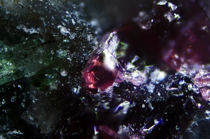 n°143103 - Corindon (var. rubis) Pargasite - Bois d'Antou - La Redonde - Saint Ilpize - Haute-Loire