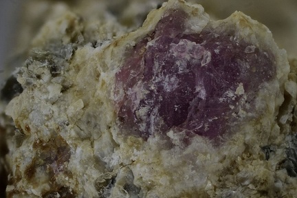 n°143104 - Corindon (var. rubis)  - Bois d'Antou - La Redonde - Saint Ilpize - Haute-Loire