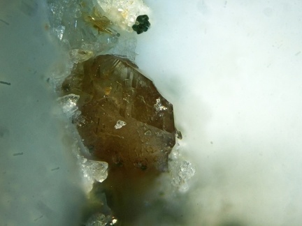 n°174012 - Titanite	Stilbite - La Chapoua (four) - Chamonix-Mont-Blanc - Haute-Savoie