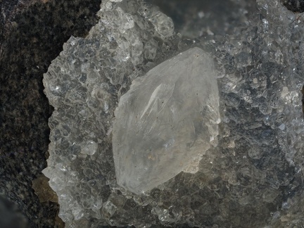 Chabazite-Ca - Chambeuil - Laveissière - Cantal 