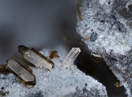Zircon Enstatite - Carrière des Châtelaunoux - Mazaye - Puy de Dôme 