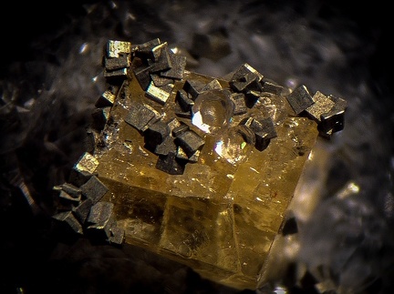 Chabazite Pyrite  -  Espira de l'Agly - Pyrénées-Orientales