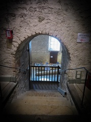  Vue sur la salle d'échanges depuis le cellier de l'abbaye 