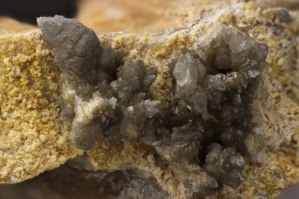 n° 148064 - Stolzite Pyromorphite - Haldes de Pierrefiche - Les Salces - Lozère 