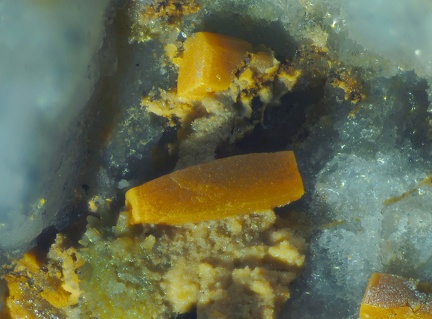 n°169172 - Wulfénite sur pyromorphite -  Col de Crie - Monsols - Rhône 