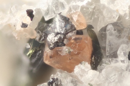 n°115064-2 - Zircon - Puy d'Augoules(carrière) - Menet - Cantal