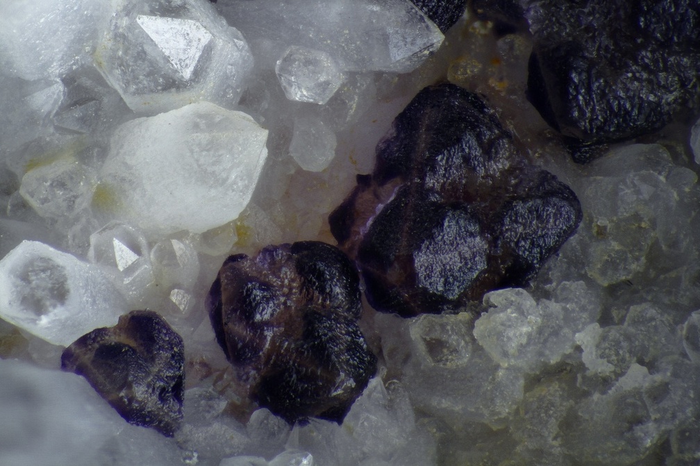 n°103190 - Fluorite, Var. octaédrique, Quartz - Les Rocs (Carrière) - Buxières-les-Mines - Allier