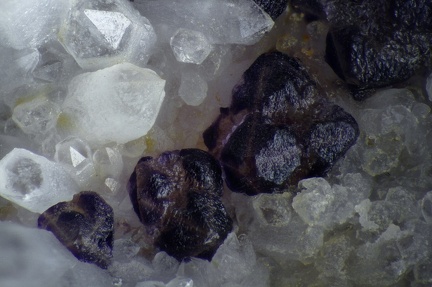 n°103190 - Fluorite, Var. octaédrique, Quartz - Les Rocs (Carrière) - Buxières-les-Mines - Allier