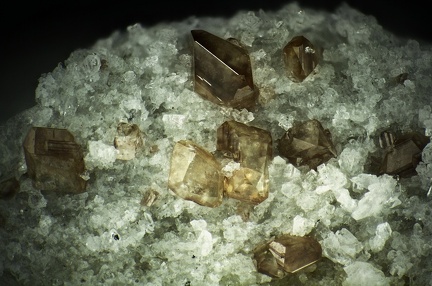 n°173130 - Titanite, Albite - Pierre Château - La Lechère - Savoie