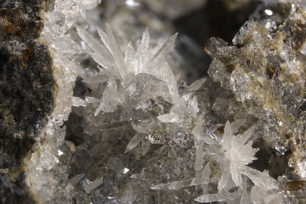 n°115098 Bis - Aragonite, Philipsite - Pont de Pierre Taillade - Laveissiere - Cantal 