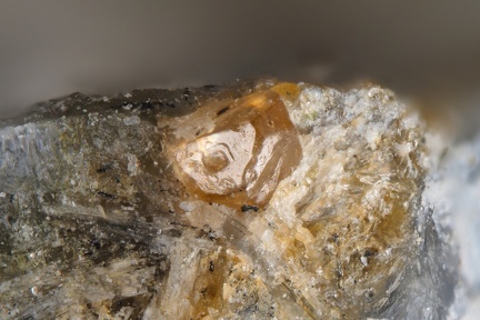 n°163305 - Zircon - Busséol (Carrière), Saint Jean des Ollières, Puy-de-Dôme