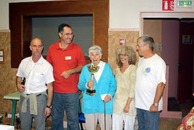Remise d'une coupe d'honneur à madame Marie-Thérèse Magnan