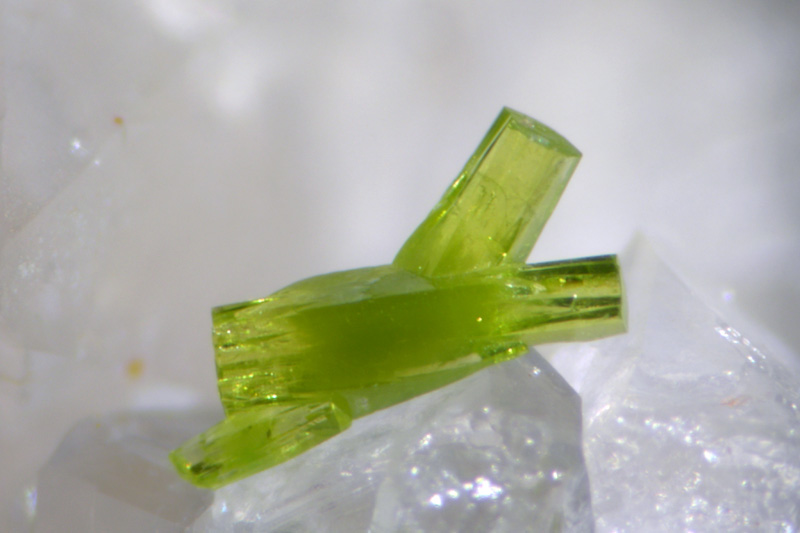 Pyromorphite - La Nuizière (mine) - Chénelette - Villefranche-sur-Saône - Rhône - Pyromorphite La Nuiziere 035 corrigée.jpg Pyromorphite La Nuiziere 035 corrigée.jpg