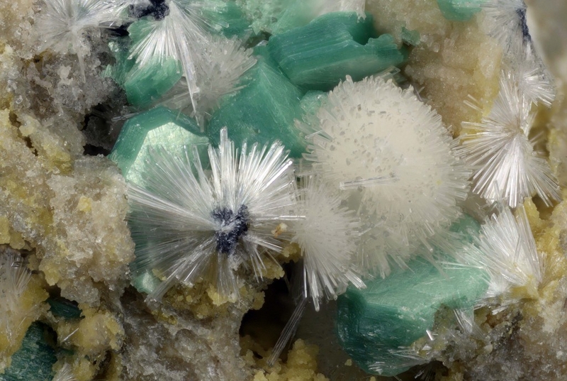 Churchite-(Y), Metatorbernite.jpg