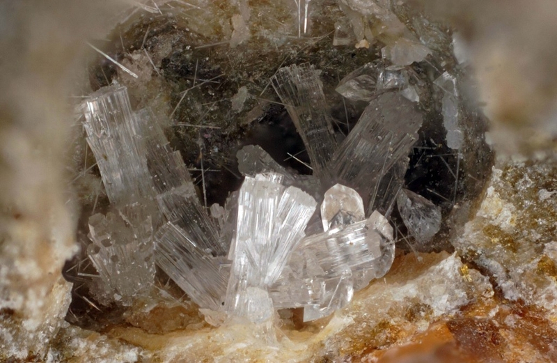champ 2,15 Thaumasite, Tobermorite Saint-Maime, Alpes-de-Haute-Provence.jpg