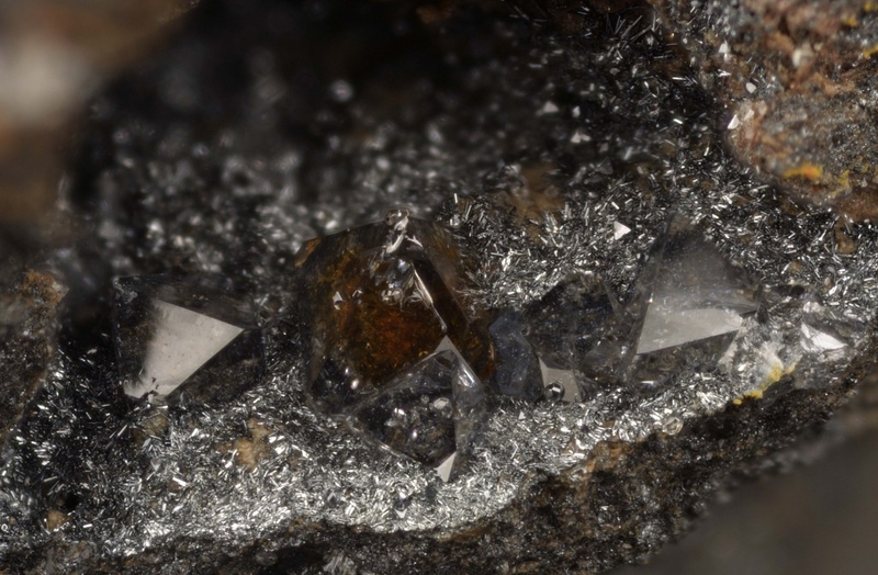 Sénarmontite, Stibnite La Ramée mine, Le Boupère, Vendée, Pays de Loire2,05mm large.jpg