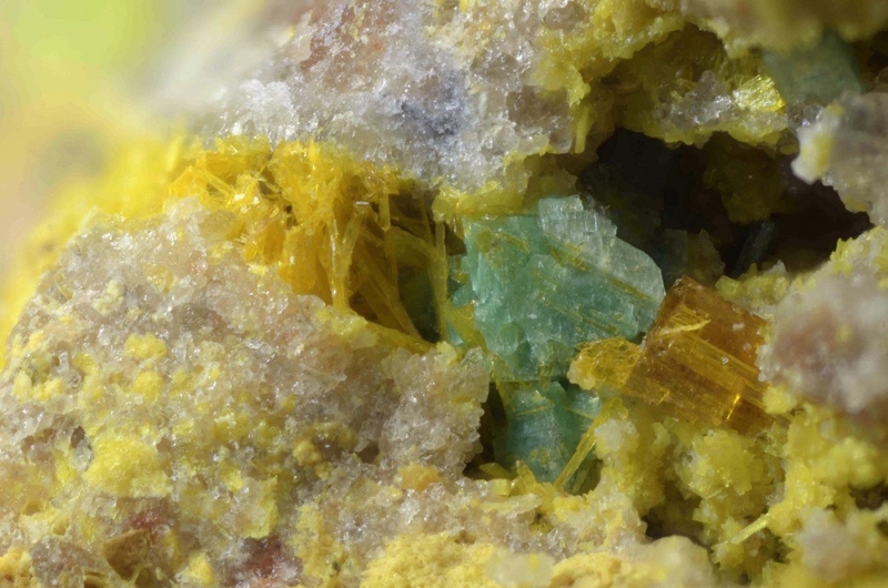 champ 2,1mm Dumontite Metatorbernite 2,1mm.jpg