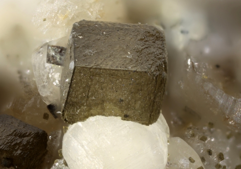 Siderite sur calcite - Carrière du Rivet - Montredon-Labessonié - Tarn