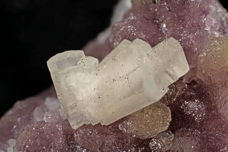 n°103145 - calcite pyrite sur fluorite - les rocs (carrière)