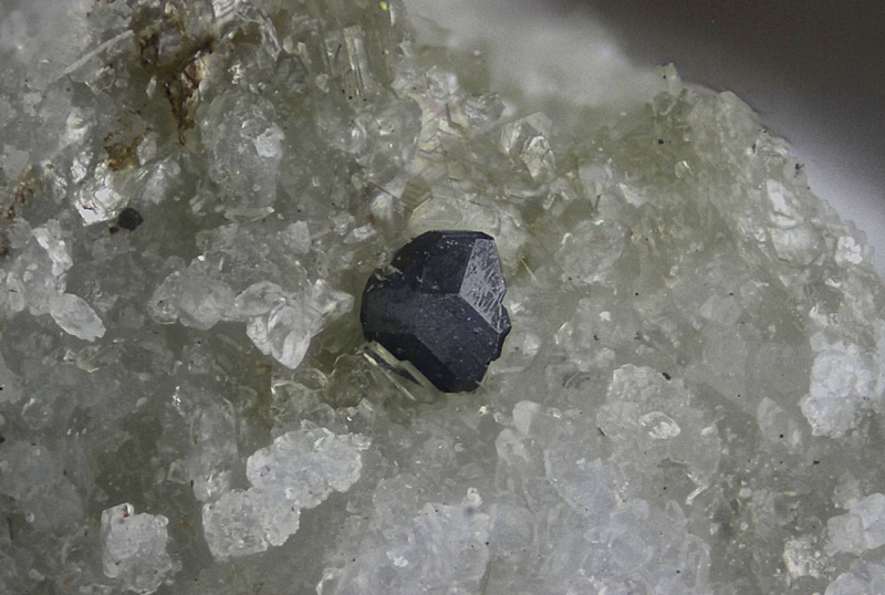 Brookite-L'invernet-glacier Saint Foy Tarentaise Savoie Fov 3.00 mm.jpg