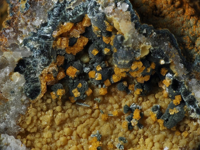 Champ 3,2mm dufrenite bariopharmacosiderite les montmins Echassieres Allier CH3.2mm.jpg