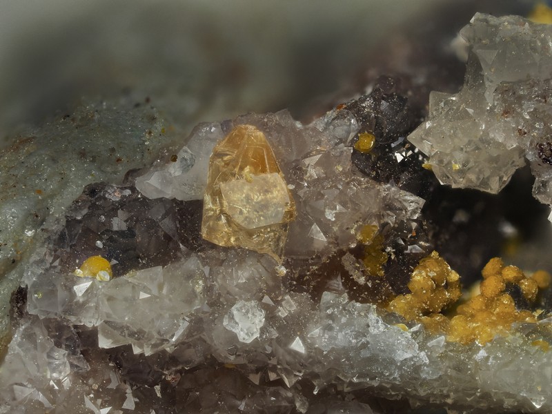 champ 2,5mm calcite quartz les montmins Echassieres Allier ch2.5mm.jpg