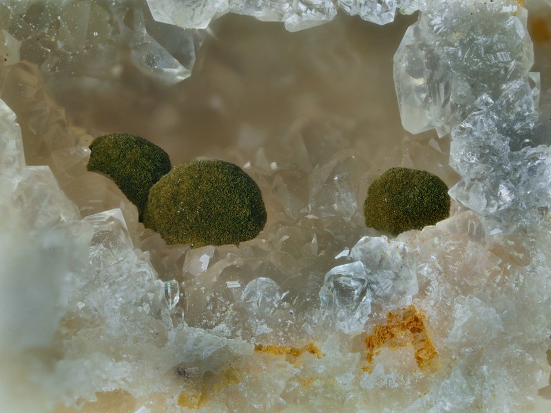 dufrenite quartz les montmins Echassieres Allier ch3.2mm.jpg