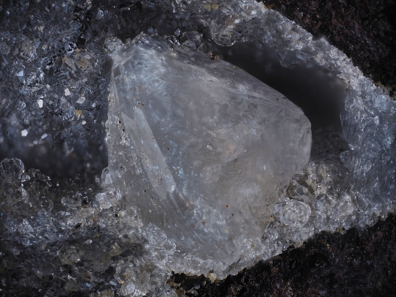 analcime chabazite-Ca Chambeuil Murat Cantal ch3.2mm.jpg