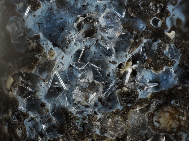 offretite chabazite deglazines Mostuejouls Aveyron ch1.7mm.jpg
