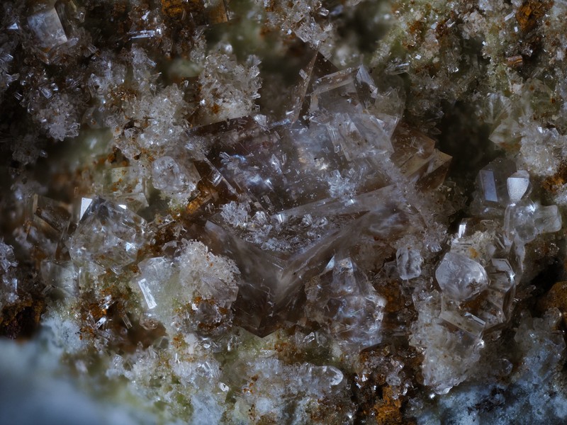 champ 2.5mm stellerite chabazite la Mongie bagneres de biggorre hautes pyrenees ch2.5mm.jpg