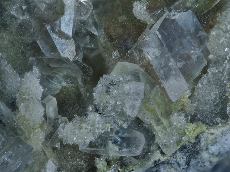 champ 2,6mm stellerite chabazite calcite la Mongie bagneres de biggorre hautes pyrenees ch2,6mm.jpg