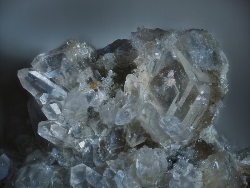 champ 2,6mm stellerite chabazite calcite la Mongie bagneres de biggorre hautes pyrenees ch2,6mm.jpg