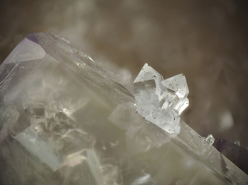 champ 3,2mm Quartz sur Fluorite - Carrière de Côte Rousse - Vensat - Puy de Dôme champ 3,2.jpg