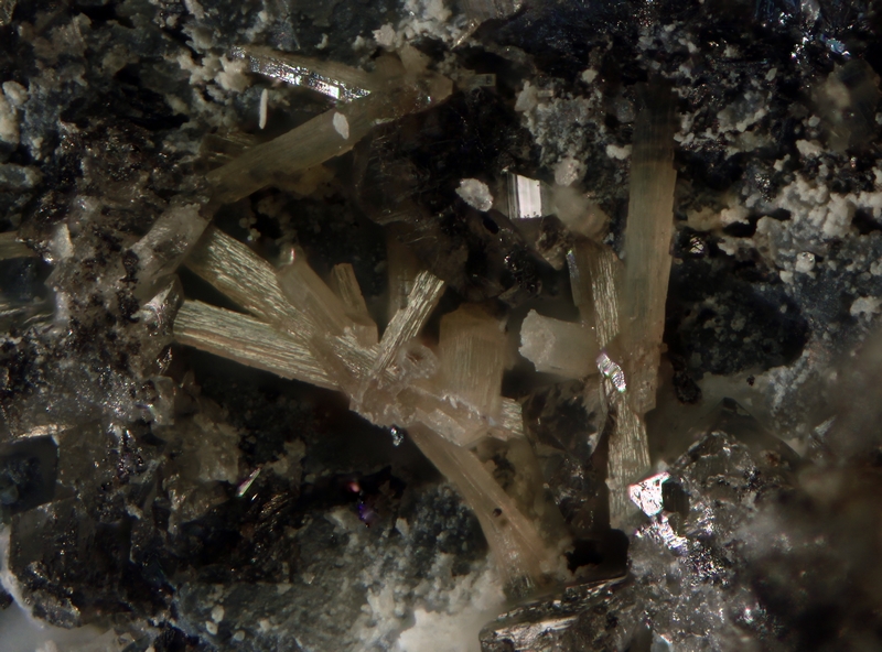 champ 1 mm Valentinite Senarmontite - Bessade Mine - Mercoeur - Haute - Loire - YM - Champ 1 mm.jpg