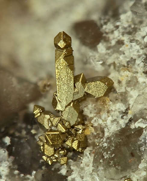 Pyrite St Julien-Molin-Molette (carrière)-Loire-AM-champ 0.8 mm.jpg